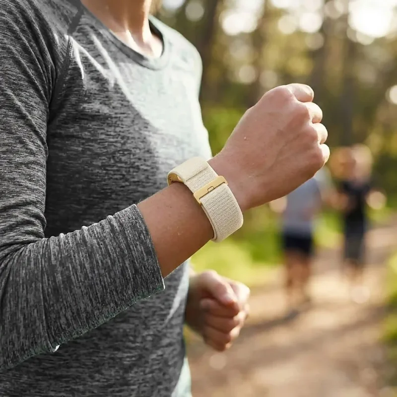Smartband TITMO Loop I-110 złoty do monitorowania aktywności, snu i parametrów zdrowotnych podczas biegania