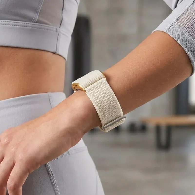 Smartband TITMO Loop I-110 złoty noszony na nadgarstku podczas aktywności fizycznej