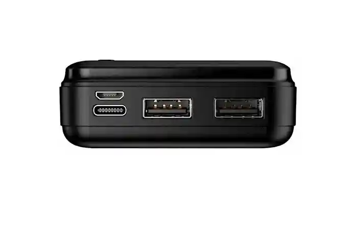 Zbliżenie na złącza powerbanku Maxlife 20000 mAh obejmujące USB-A, USB-C oraz microUSB