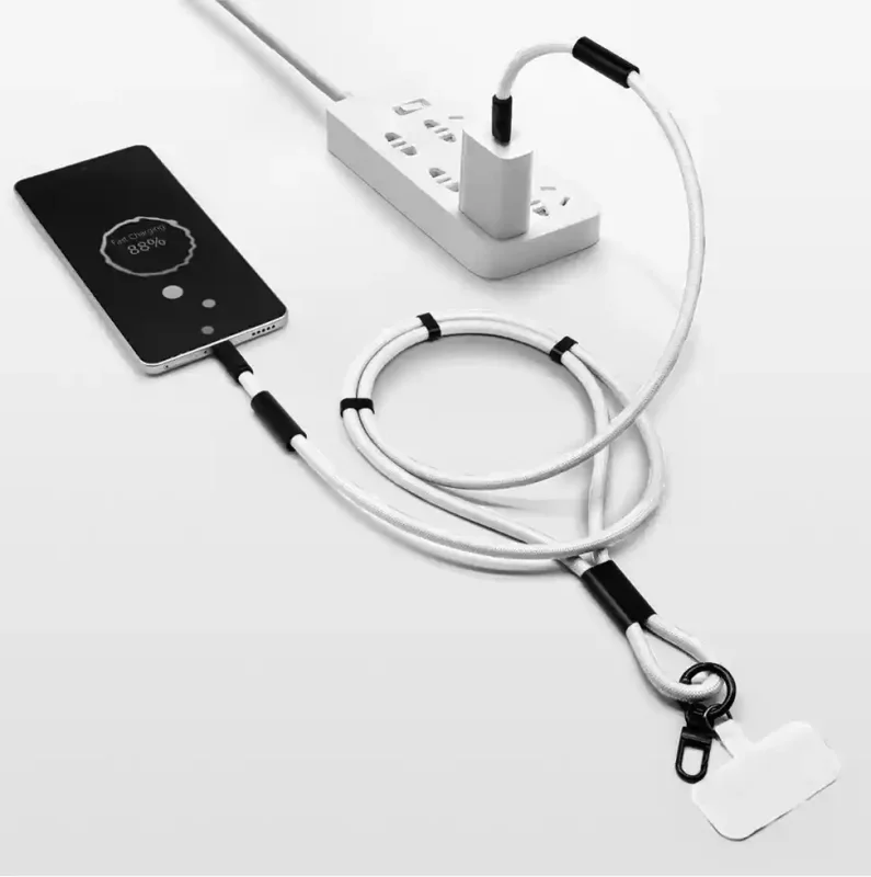 Biała smycz z funkcją kabla USB-C 60W podłączona do ładowania telefonu, demonstracja działania akcesorium 2w1