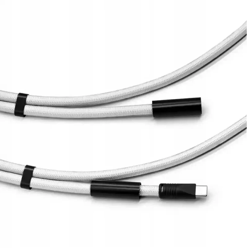 Zbliżenie na przewód USB-C wbudowany w białą smycz do telefonu, prezentacja końcówki ładowania oraz nylonowego oplotu
