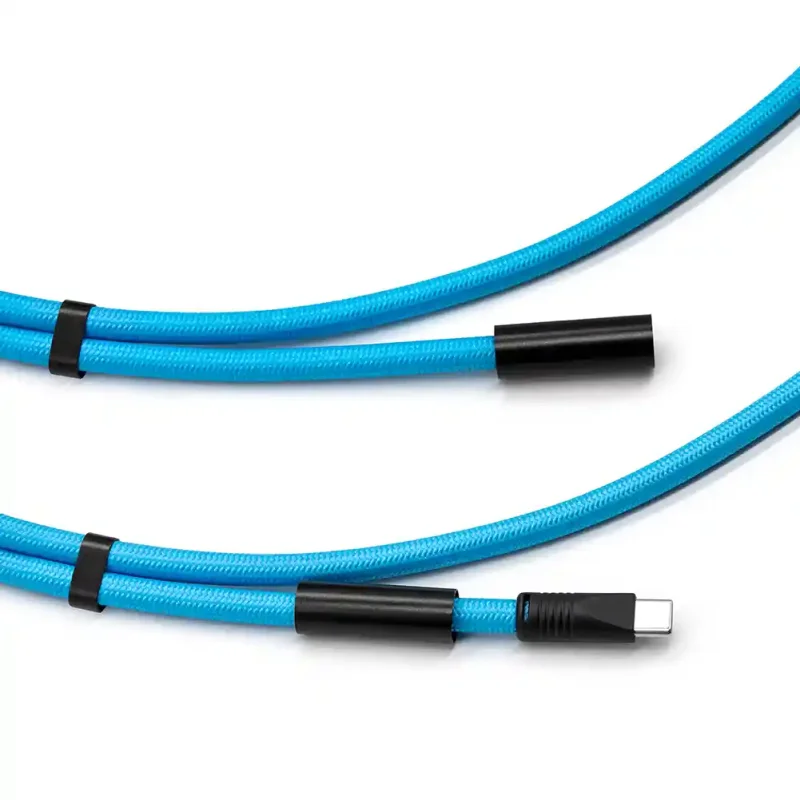 Zbliżenie na niebieski nylonowy przewód smyczy 2w1 z końcówką USB-C oraz elementami mocującymi