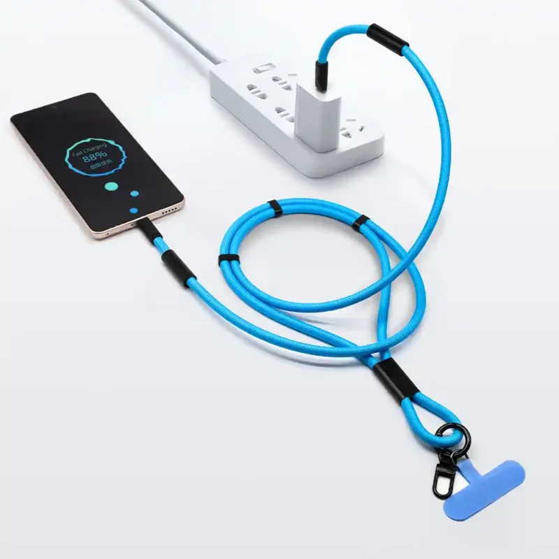 Niebieska smycz do telefonu z kablem USB-C 60W podłączona do ładowarki sieciowej i smartfona podczas ładowania