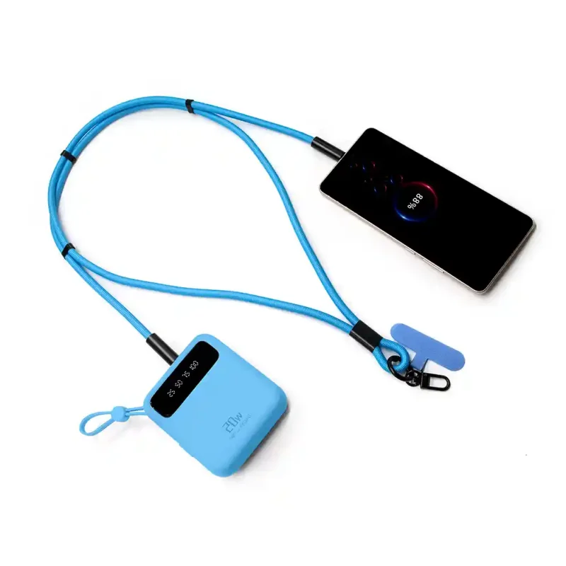 Niebieska smycz do telefonu USB-C 60W 2w1 podłączona do powerbanku i smartfona podczas ładowania urządzeń