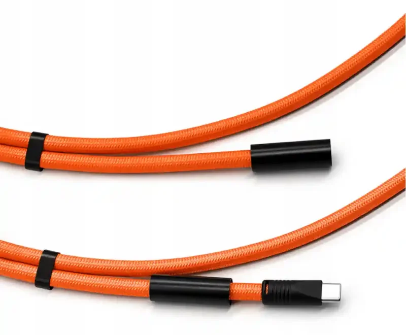 Zbliżenie na nylonowy przewód smyczy 2w1 z wtykiem USB-C oraz wytrzymałym oplotem