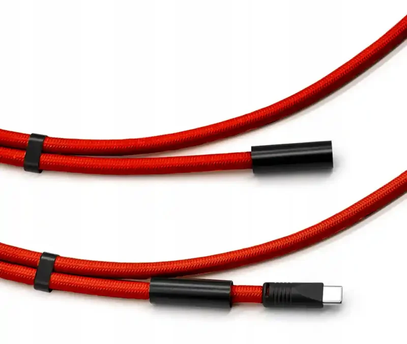 Zbliżenie na czerwony nylonowy przewód smyczy z końcówką USB-C i czarnymi elementami