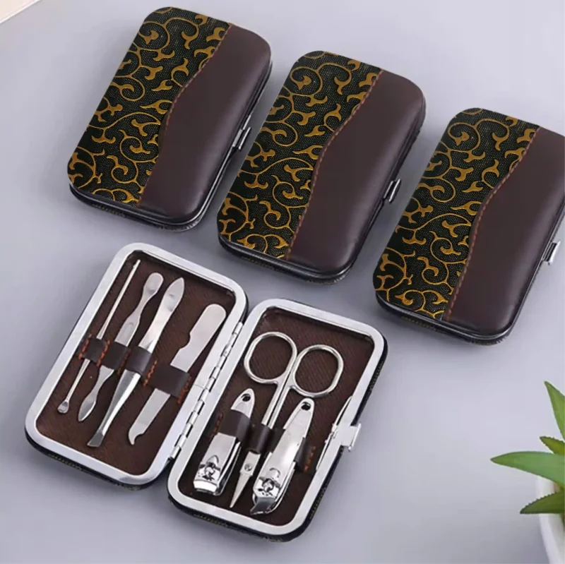 Zestaw manicure i pedicure 6w1 w brązowym etui, widok kilku zamkniętych etui oraz jednego otwartego z narzędziami
