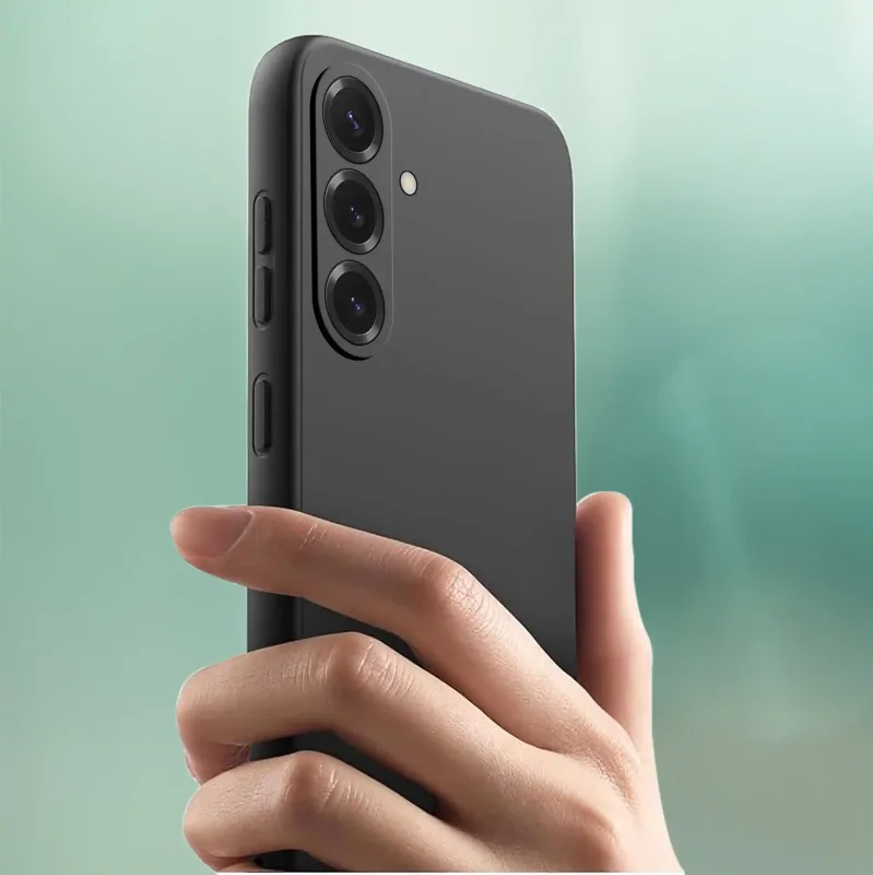 Samsung Galaxy A37 5G w matowym etui silikonowym: elegancki wygląd smartfona w dłoni
