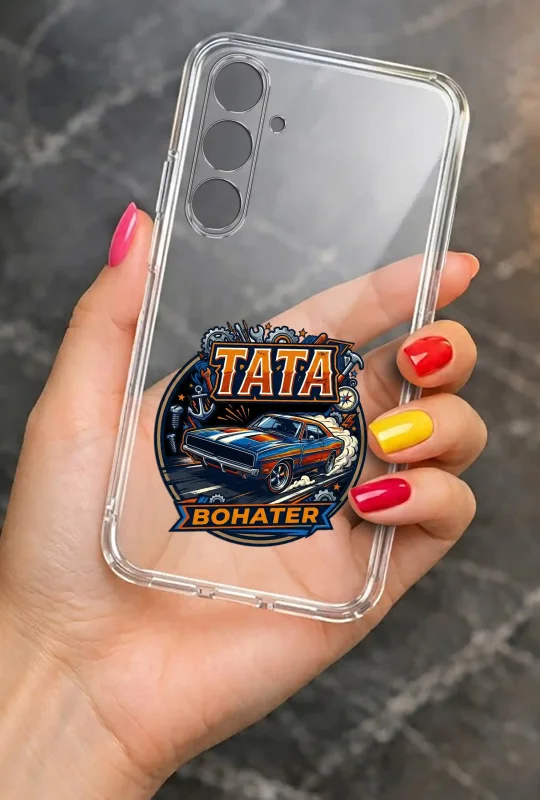 Transparentne etui 2 mm do Samsung Galaxy S24 dla Taty z wzorem Tata Bohater oraz motywem klasycznego auta: elegancki wygląd smartfona w dłoni