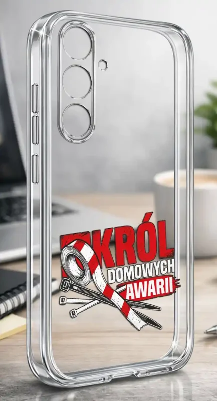 Silikonowe bezbarwne etui do Samsung Galaxy A57 5G z napisem Król Domowych Awarii, prezentowane na biurku