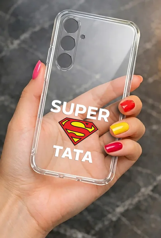 Transparentne etui 2 mm do Samsung Galaxy S26 z wzorem dla Taty z napisem SUPER TATA: elegancki wygląd smartfona w dłoni