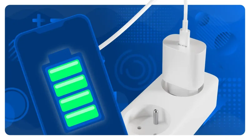 Szybka ładowarka USB-C 25W podłączona do listwy zasilającej podczas ładowania telefonu