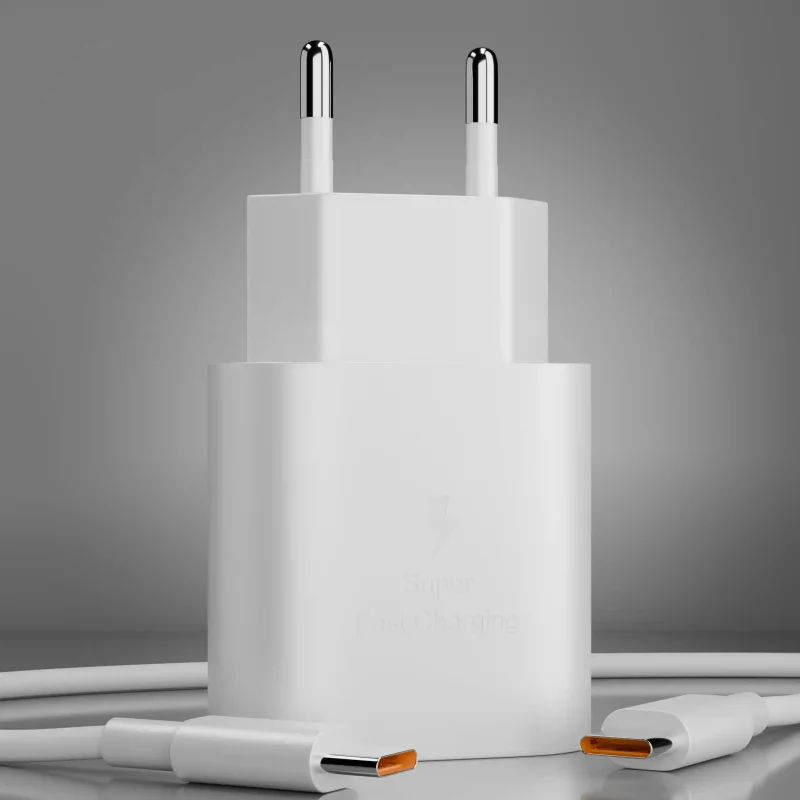 Ładowarka USB-C 25W z kablem USB-C ustawiona na szarym tle z widocznymi końcówkami przewodu USB Typ-C