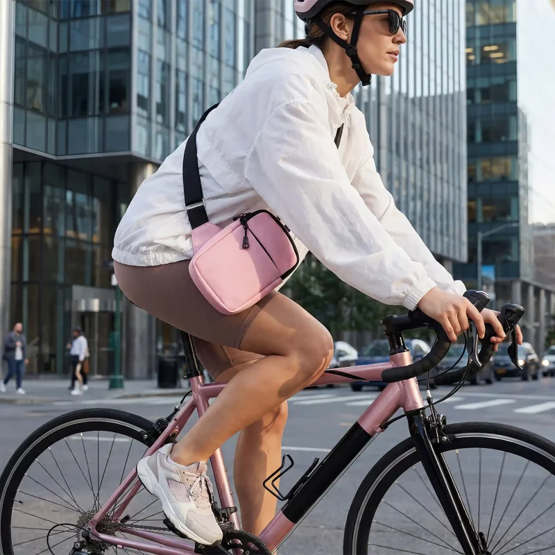 Torba sportowa UrbanFlex różowa podczas jazdy na rowerze i codziennych aktywności