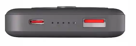 Porty USB-C i USB-A w powerbanku MagSafe MoonX z diodami poziomu baterii