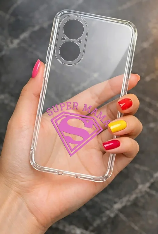 Transparentne etui na Dzień Mamy do Realme C67 4G trzymane w dłoni, z trwałym nadrukiem Super Mama