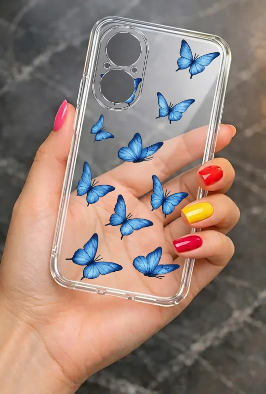 Modne etui do Realme C67 4G ze stylowym wzorem niebieskich motylków, trzymane w dłoni