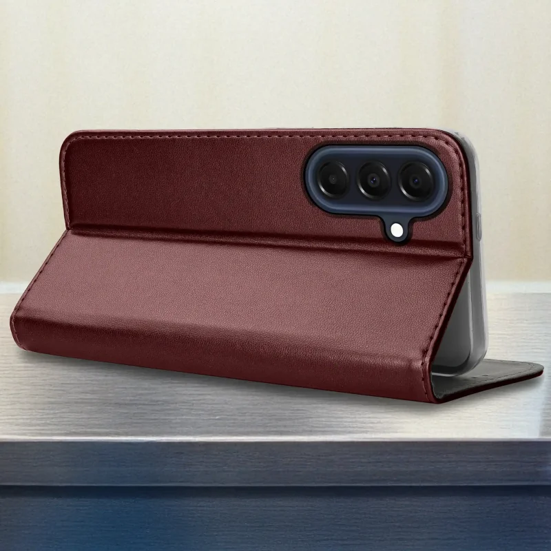 Etui magnetyczne do Samsung Galaxy A37 5G burgundowe w pozycji stojaka, prezentujące możliwość komfortowego korzystania z multimediów bez trzymania telefonu