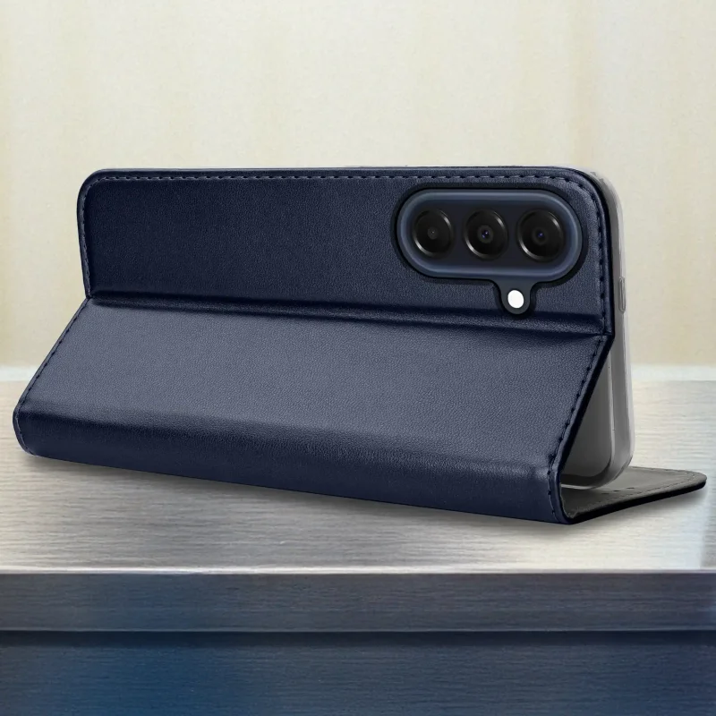 Etui magnetyczne do Samsung Galaxy A37 5G granatowe w pozycji stojaka, prezentujące możliwość komfortowego korzystania z multimediów bez trzymania telefonu