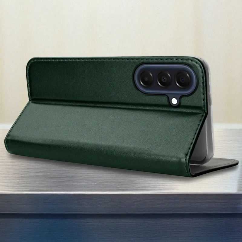 Etui magnetyczne do Samsung Galaxy A37 5G zielone w pozycji stojaka, prezentujące możliwość komfortowego korzystania z multimediów bez trzymania telefonu