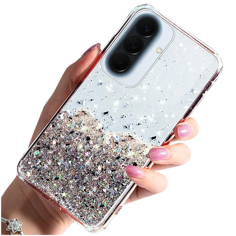 Etui brokatowe do Samsung Galaxy A37 5G w kobiecej dłoni: przezroczysta obudowa z połyskującymi drobinkami brokatu i błyszczącym wykończeniem