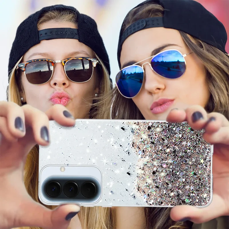 Samsung Galaxy A37 5G w brokatowym etui podczas wspólnego zdjęcia