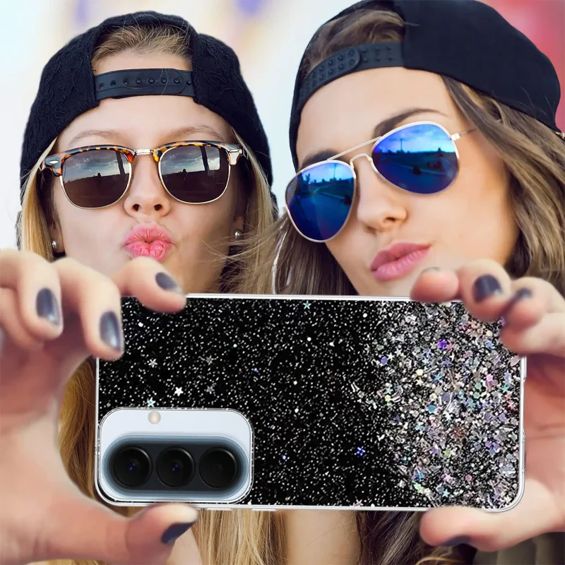 Samsung Galaxy A37 5G w brokatowym czarnym etui podczas wspólnego zdjęcia