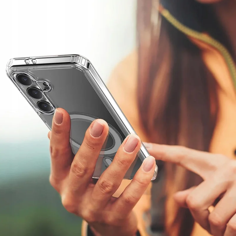 Przezroczyste etui MagSafe do Samsung Galaxy A37 5G podczas codziennego użytkowania, z wygodnym dostępem do przycisków i portów