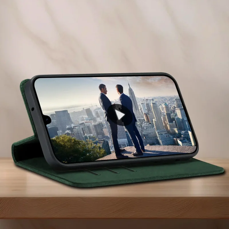 Zielone etui z klapką do Samsung Galaxy A17 5G ustawione jako stojak do oglądania filmu na telefonie