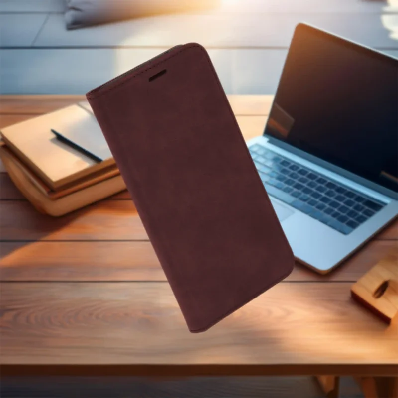 Bordowe etui z klapką Velvet do Samsung Galaxy A16 5G na biurku, pokazane w zamkniętej formie z aksamitną powierzchnią