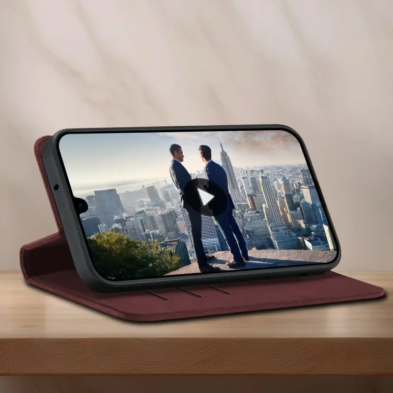 Bordowe etui z klapką do Samsung Galaxy A16 5G ustawione jako stojak do oglądania filmu na telefonie