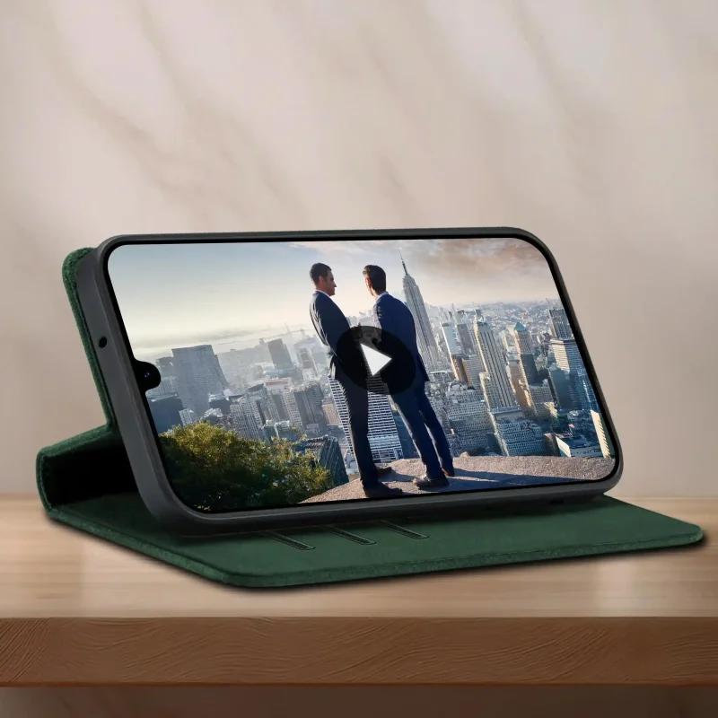 Zielone etui z klapką do Samsung Galaxy A16 5G ustawione jako stojak do oglądania filmu na telefonie