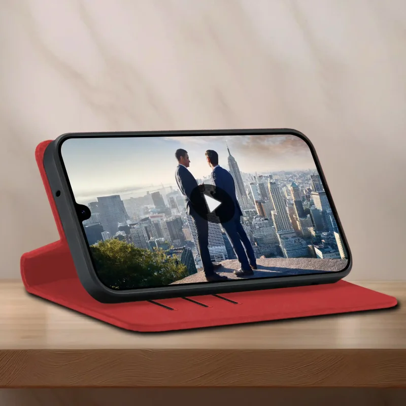 Czerwone etui z klapką do Samsung Galaxy A16 5G ustawione jako stojak do oglądania filmu na telefonie