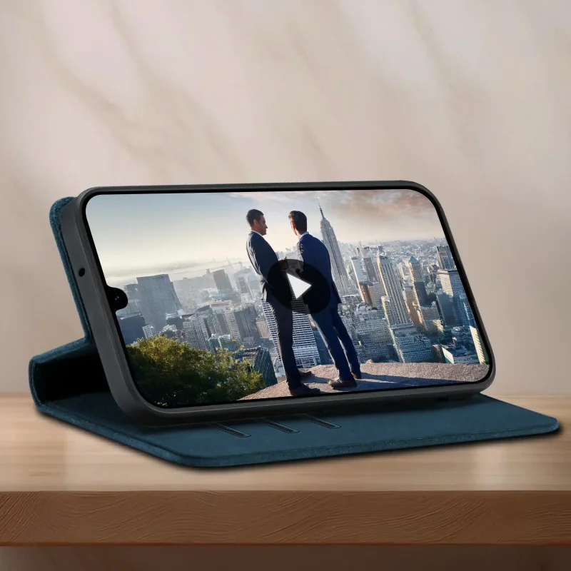 Granatowe etui z klapką do Samsung Galaxy A16 5G ustawione jako stojak do oglądania filmu na telefonie