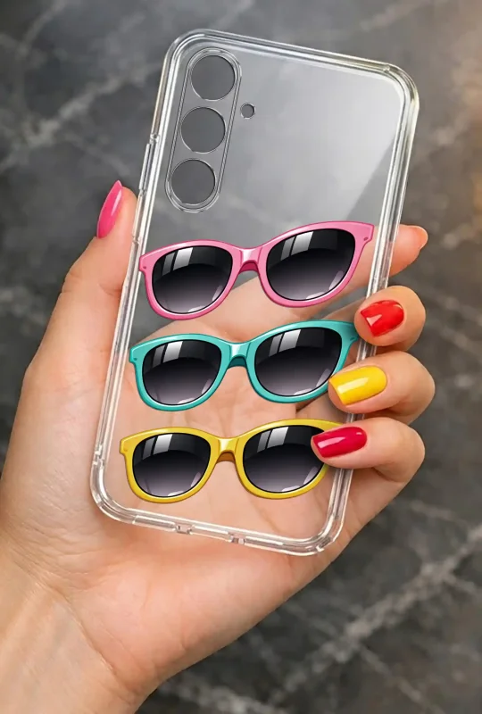 Przezroczyste etui letnie do Samsung Galaxy A34 5G z nadrukiem okularów przeciwsłonecznych, prezentowane w dłoni