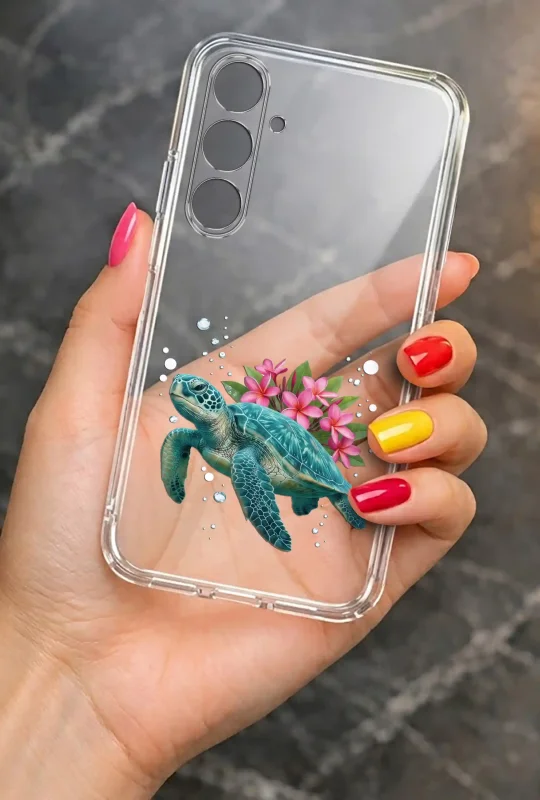 Przezroczyste etui letnie do Samsung Galaxy M35 5G z nadrukiem żółwia morskiego, prezentowane w dłoni