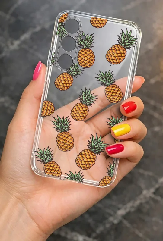 Przezroczyste etui letnie do Samsung Galaxy M55 5G z nadrukiem ananasów, prezentowane w dłoni