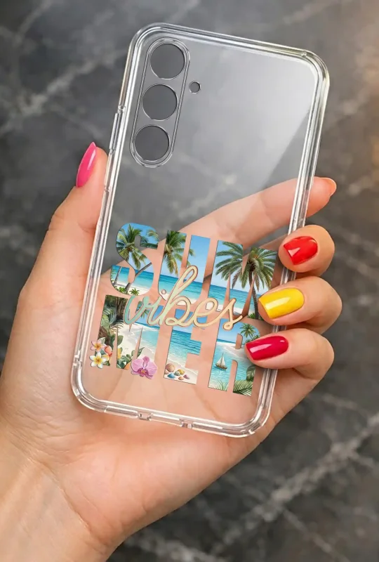 Przezroczyste etui letnie do Samsung Galaxy S24 z nadrukiem Summer Vibes, palmami i plażą, prezentowane w dłoni