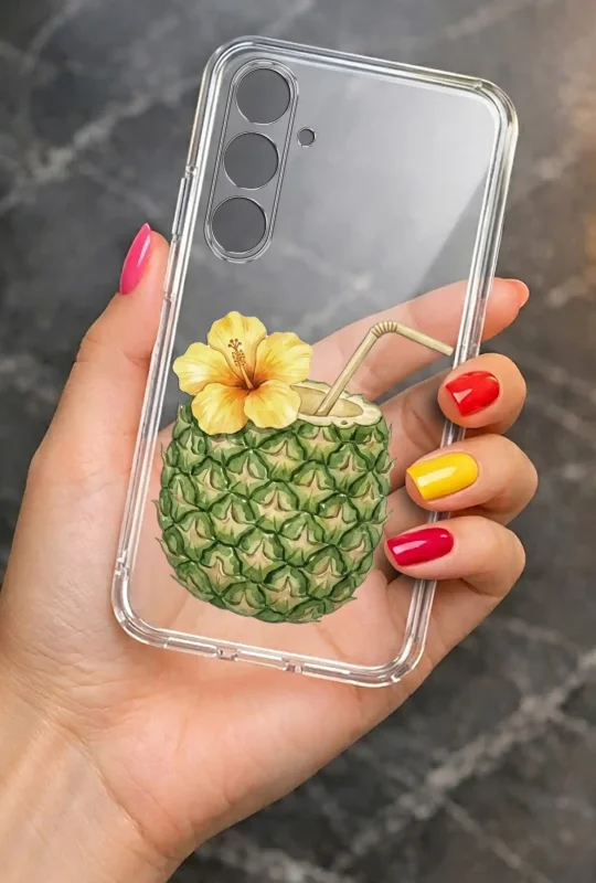 Przezroczyste etui letnie do Samsung Galaxy S25+ Plus z nadrukiem ananasa, żółtego kwiatu i wakacyjnego drinka, prezentowane w dłoni