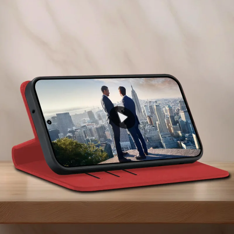 Czerwone etui z klapką do Samsung Galaxy A27 5G ustawione jako stojak do oglądania filmu na telefonie