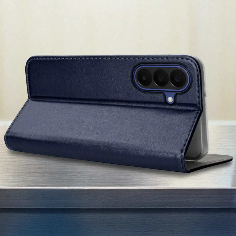 Etui magnetyczne granatowe do Samsung Galaxy A27 5G w pozycji stojaka, prezentujące możliwość komfortowego korzystania z multimediów bez trzymania telefonu