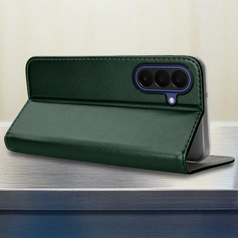 Etui magnetyczne zielone do Samsung Galaxy A27 5G w pozycji stojaka, prezentujące możliwość komfortowego korzystania z multimediów bez trzymania telefonu