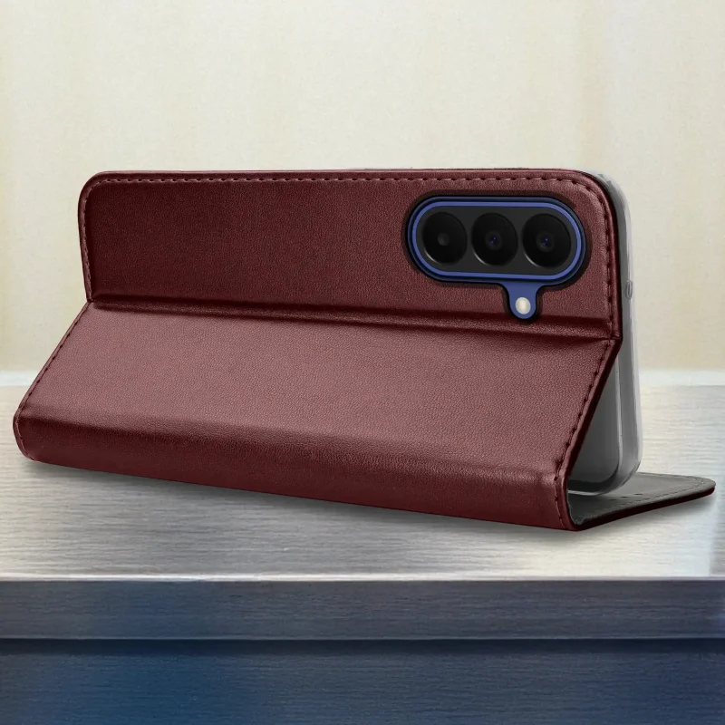 Etui magnetyczne bordowe do Samsung Galaxy A27 5G w pozycji stojaka, prezentujące możliwość komfortowego korzystania z multimediów bez trzymania telefonu