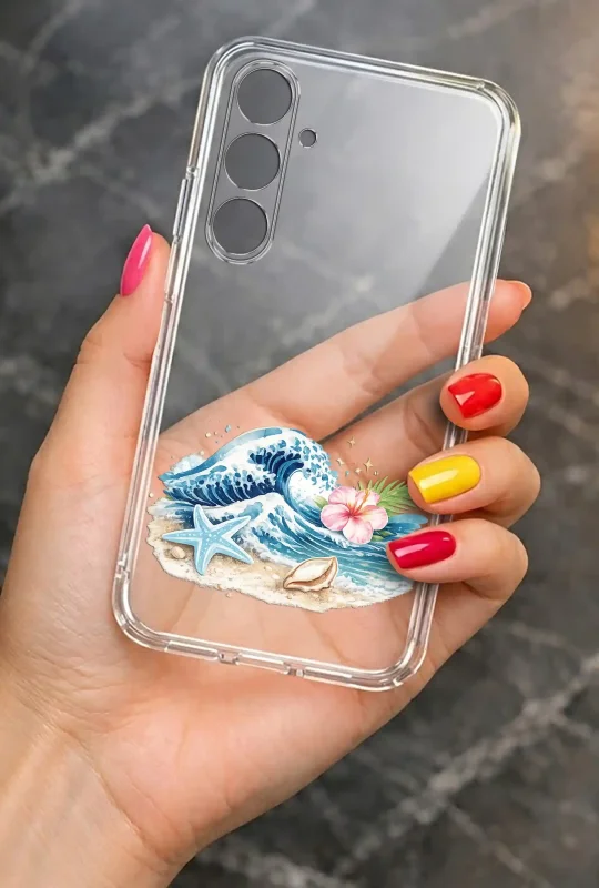 Przezroczyste etui letnie do Samsung Galaxy S26 z nadrukiem morskiej fali, muszli i różowego kwiatu, prezentowane w dłoni