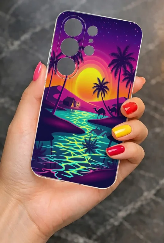 Przezroczyste etui letnie do Samsung Galaxy S26 Ultra z nadrukiem palm, zachodu słońca, wielbłądów i nocnego nieba, prezentowane w dłoni