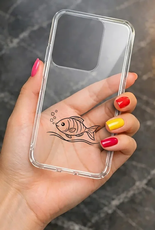 Przezroczyste etui do Motorola Edge 50 Neo z czarnym konturowym nadrukiem rybki, prezentowane w dłoni