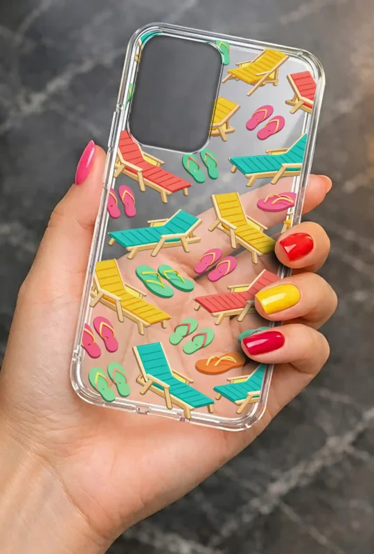 Przezroczyste etui letnie do Motorola Moto G35 5G z nadrukiem plażowych leżaków i klapek, prezentowane w dłoni