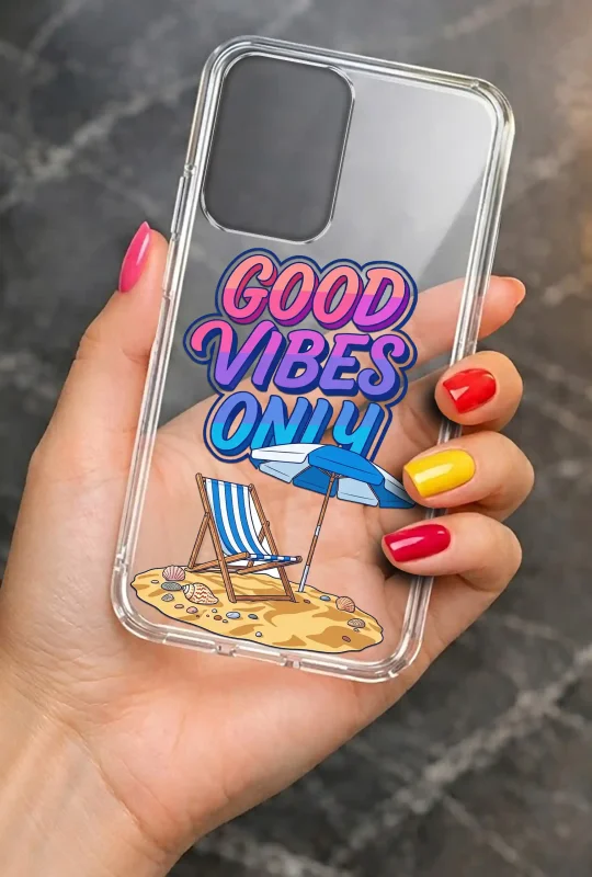 Przezroczyste etui letnie do Motorola Moto G55 5G z plażowym wzorem Good Vibes Only, prezentowane w dłoni
