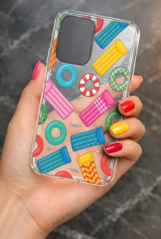 Przezroczyste etui letnie do Motorola Moto G24 / G24 Power / G04 / E14 z kolorowym motywem basenowym, prezentowane w dłoni