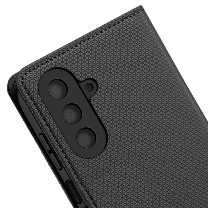 Zbliżenie na fakturę czarnego etui z klapką do Samsung Galaxy A27 5G oraz osłonę aparatów